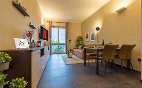 Modern & Bright 2 Bedroom Flat 50M From M4 Stop